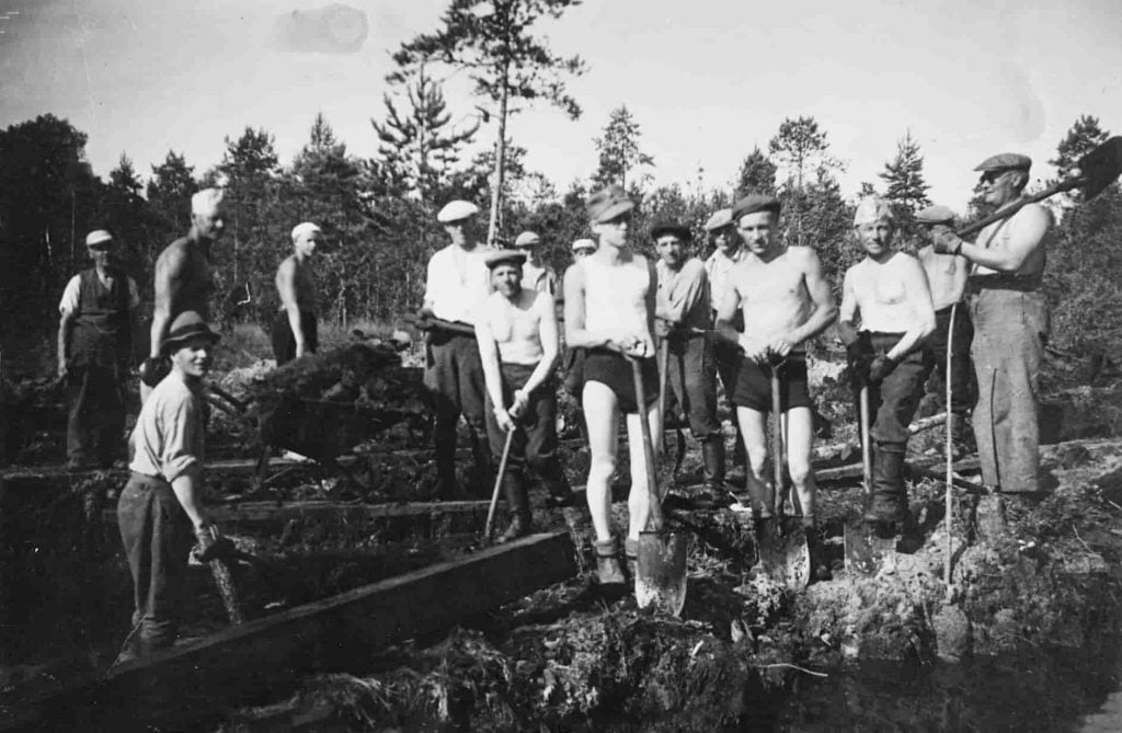 Karelian Isthmus being fortified 
